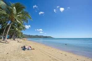 On the beach - Maggies Beachfront Apt. 4 (Horseshoe Bay)