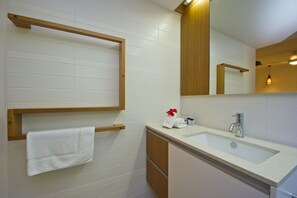Familie appartement, 3 slaapkamers, toegang tot zwembad, aan het strand | Badkamer | Een aparte badkuip en douche, een diep bad, gratis toiletartikelen