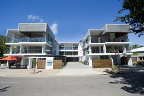 Exterior - Maggies Beachfront Apt. 5 (Horseshoe Bay)
