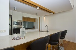 Refrigerador con freezer, microondas, horno, placa de cocina