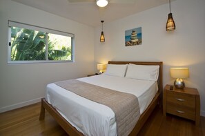 3 bedrooms, iron/ironing board, cribs/infant beds, rollaway beds - Maggies Beachfront Apt. 6 (Horseshoe Bay)