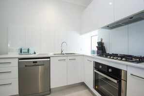 Superior House, 6 Bedrooms, Private Pool, Beachfront | Private kitchen | Full-sized fridge, microwave, oven, stovetop - Magnetic Daze (Picnic Bay)