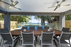 Outdoor dining - Magnetic Daze (Picnic Bay)