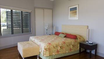 Family House, 3 Bedrooms, Pool Access, Beachfront | 3 bilik tidur, seterika/papan seterika, katil bayi/kot (surcaj)