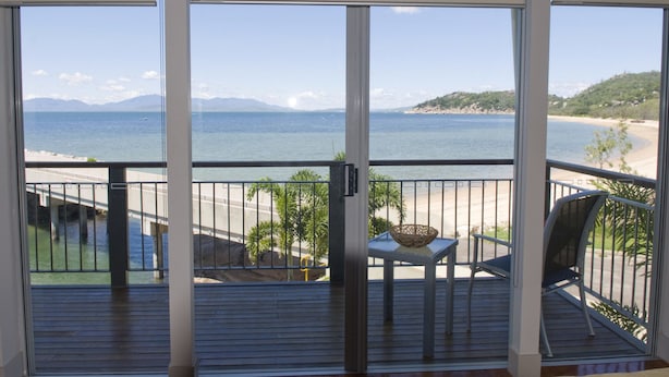 Un balcon avec vue sur la mer et les montagnes.