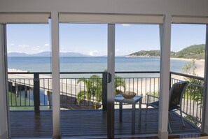 Un balcon avec vue sur la mer et les montagnes.