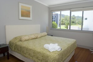 Casa familiar, 3 dormitoris, accés a la piscina, primera línia de platja | 3 dormitoris, planxa i posts de planxar, bressols i llits addicionals 