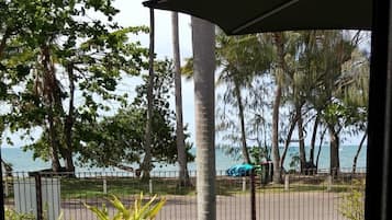 Rumah Keluarga, 4 kamar tidur, pemandangan samudra, menghadap pantai | Teras/patio