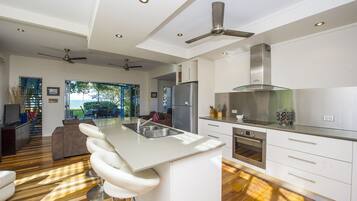 Rumah Keluarga, 3 kamar tidur, pemandangan samudra, menghadap pantai | Dapur pribadi | Lemari es besar, microwave, oven, dan kompor