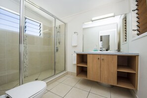 Family House, 3 Bedrooms, Ocean View, Beachfront | Bathroom | Shower, free toiletries, hair dryer, towels - Picnic Beach'scape (Picnic Bay)