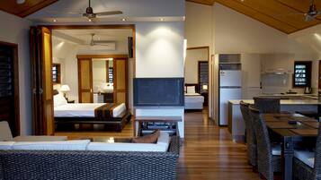 Villa Familiale, 2 chambres, accÚs piscine, en front de plage | Coin séjour | Télévision, lecteur de DVD