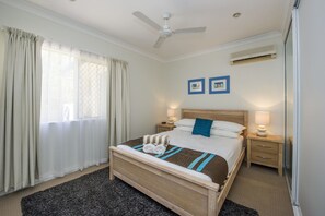 Appartement familial, 2 chambres, accès à la piscine, vue sur la piscine | 2 chambres, fer et planche à repasser, lit de bébé (supplément)