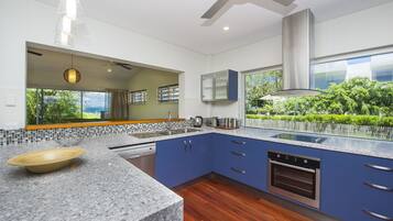 Rumah Superior, 4 kamar tidur, akses ke kolam renang, menghadap pantai | Dapur pribadi | Lemari es besar, microwave, oven, dan kompor