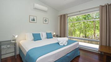 Superior House, 4 Bedrooms, Pool Access, Beachfront | 4 bilik tidur, seterika/papan seterika, katil bayi/kot (surcaj)