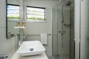 Superior House, 4 Bedrooms, Pool Access, Beachfront | Bathroom | Shower, hair dryer, towels - Shipwreck Sands (Picnic Bay)