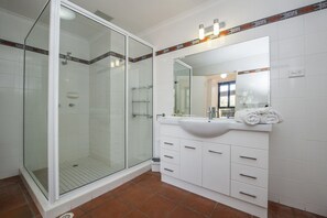 Casa exclusiva, 4 quartos, piscina particular, de frente para a praia | Banheiro | Banheira e chuveiro separados, banheira de imersão, secador de cabelo 