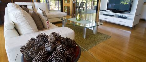 Family House, 3 Bedrooms, Garden View | Ruang tamu | TV, pemain DVD