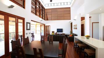 Superior House, 4 Bedrooms, Private Pool, Beachfront | In-room dining