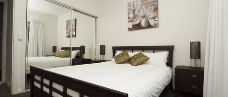 Family House, 3 Bedrooms, Pool Access, Garden View