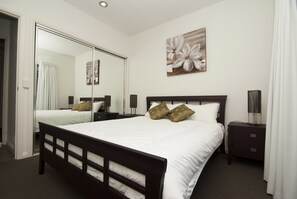 Family House, 3 Bedrooms, Pool Access, Garden View