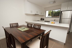 Family House, 3 Bedrooms, Pool Access, Garden View | In-room dining