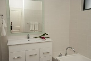 Familiehus, 3 soverom, adgang til basseng, hageutsikt | Bad | Separat badekar og dusj og dype avslapningsbadekar