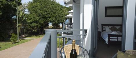 Perhetalo, 3 makuuhuonetta, pääsy uima-altaalle, näköala puutarhaan | Parveke