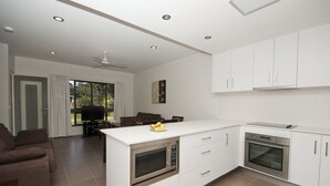 Rumah Keluarga, 3 kamar tidur, akses ke kolam renang, pemandangan kebun | Dapur pribadi | Mesin pembuat kopi/teh, lemari es besar, microwave, dan oven