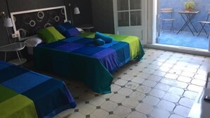 Soundproofing, rollaway beds (surcharge), WiFi (free), bed sheets - Hostel Friends Barcelona (Barcelona)