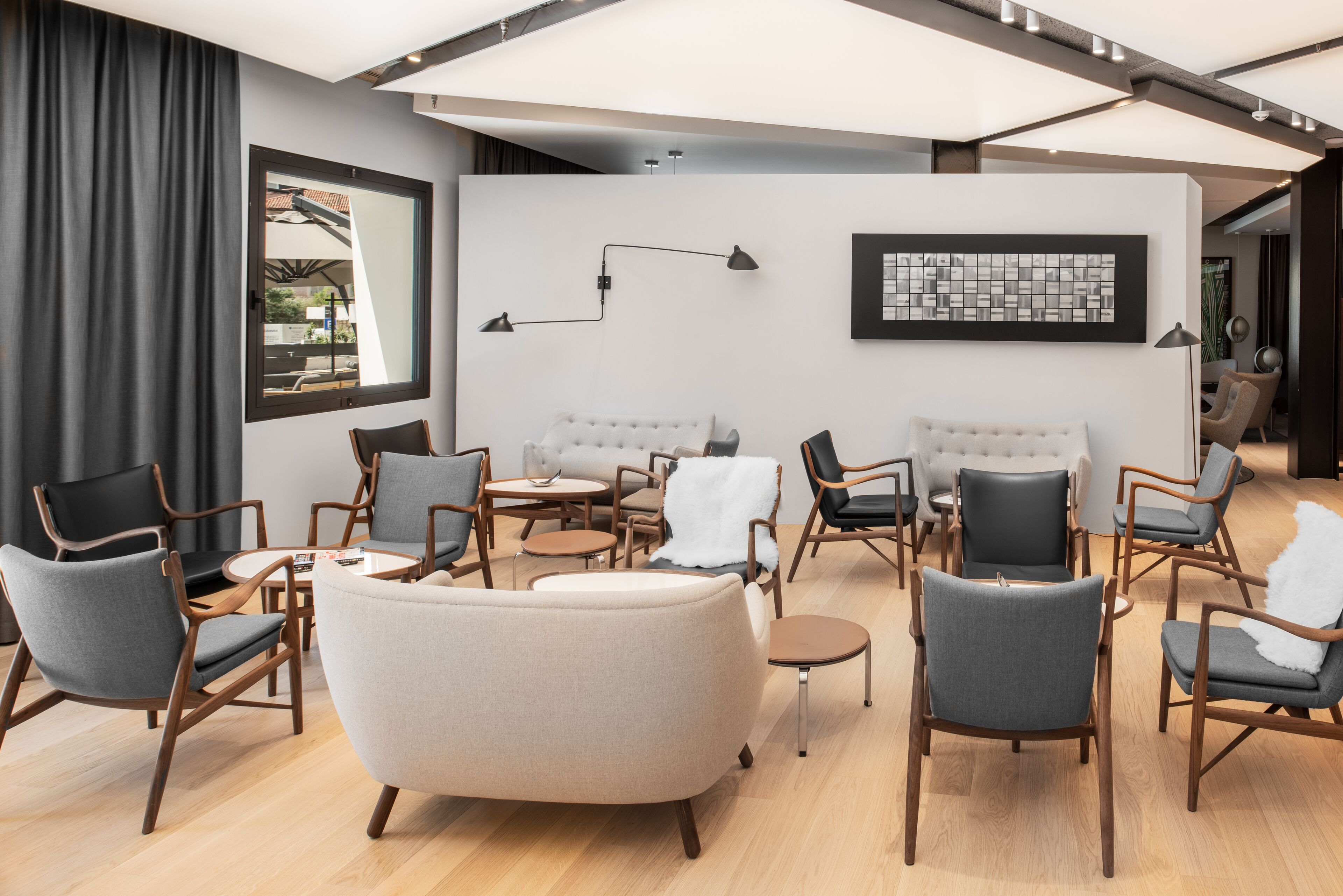 beach views, serves breakfast, lunch and dinner