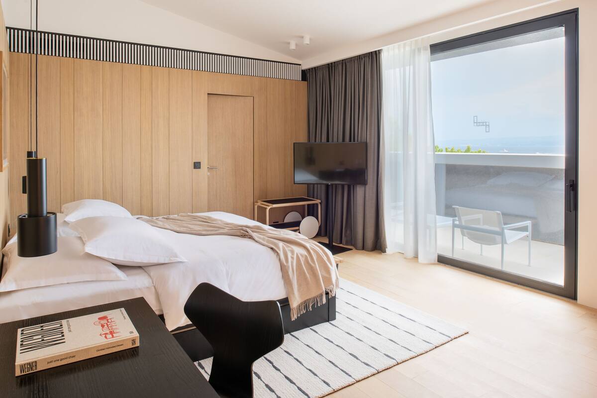Junior Suite, Terrace, Sea View | Television