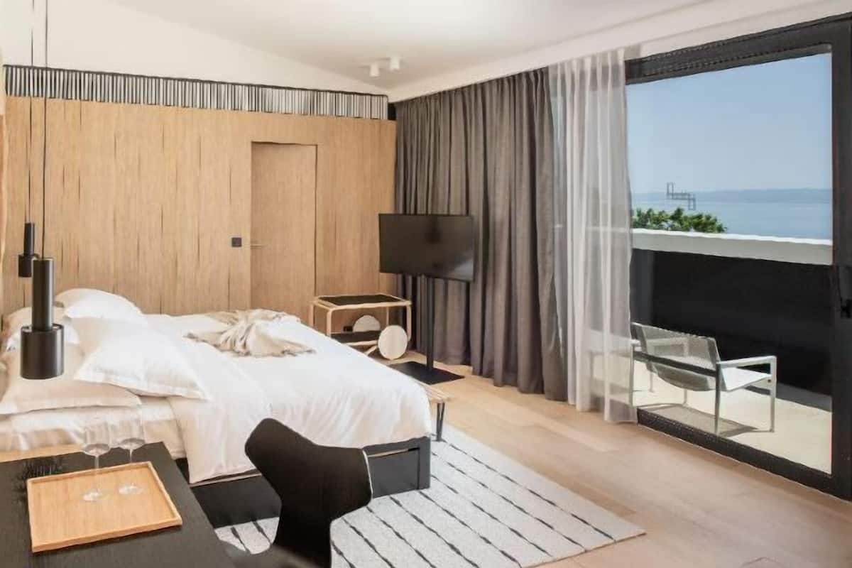 1 bedroom, premium bedding, minibar, in-room safe