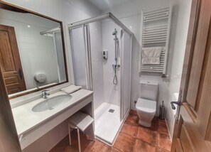 Une salle de bain moderne avec une douche à parois de verre, un lavabo et des toilettes.