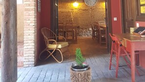 Un espace extérieur accueillant, aménagé avec du mobilier en bois et agrémenté d’une petite plante en pot.