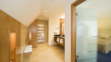 Suite | Badezimmer | Dusche, kostenlose Toilettenartikel, Haartrockner, BademÀntel