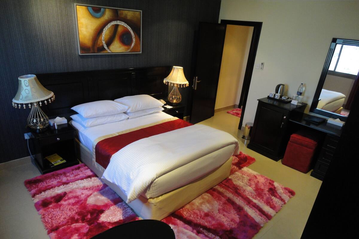 Junior Suite | Minibar, in-room safe, desk, blackout drapes