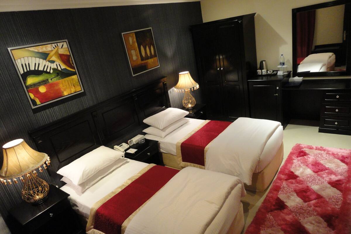 Junior Twin Room | Minibar, in-room safe, desk, blackout drapes