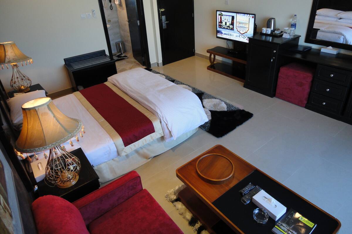 Single Room | Minibar, in-room safe, desk, blackout drapes