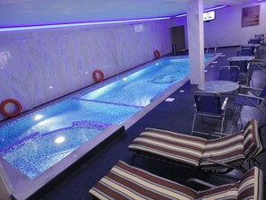 Una piscina cubierta