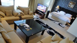 クラブ ルーム | リビング エリア | 52 インチのLED テレビ (衛星放送視聴可)、テレビ