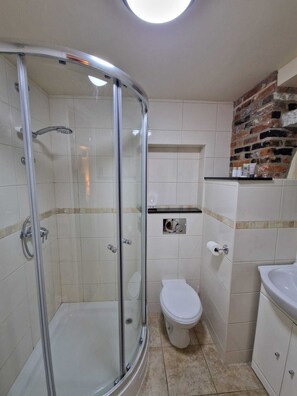Deluxe Twin Room | Bathroom | Shower, free toiletries, hair dryer, towels