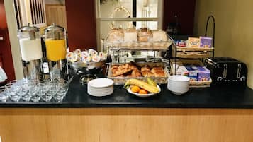 Colazione servita nei giorni feriali (12.5 GBP a persona)