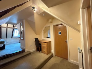 Standard Double King room | Een bureau, een strijkplank/strijkijzer, gratis wifi, beddengoed