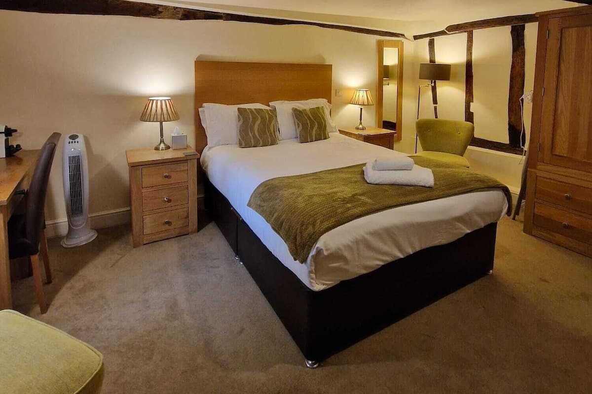 Standard Double King room | デスク、アイロン / アイロン台、WiFi (無料)、ベッドシーツ