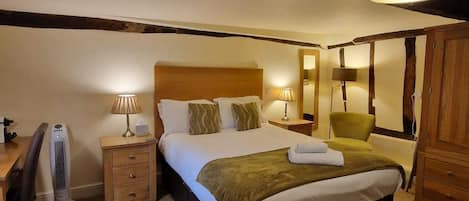 Standard Double King room | Bureau, fer et planche Ă repasser, accĂšs au Wi-Fi (inclus)