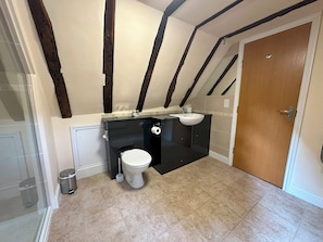 Standard Double King room | Bathroom | Shower, free toiletries, hair dryer, towels