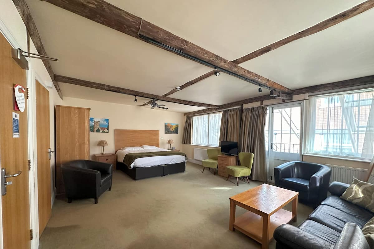 Deluxe Double Suite | Desk, iron/ironing board, free WiFi, bed sheets