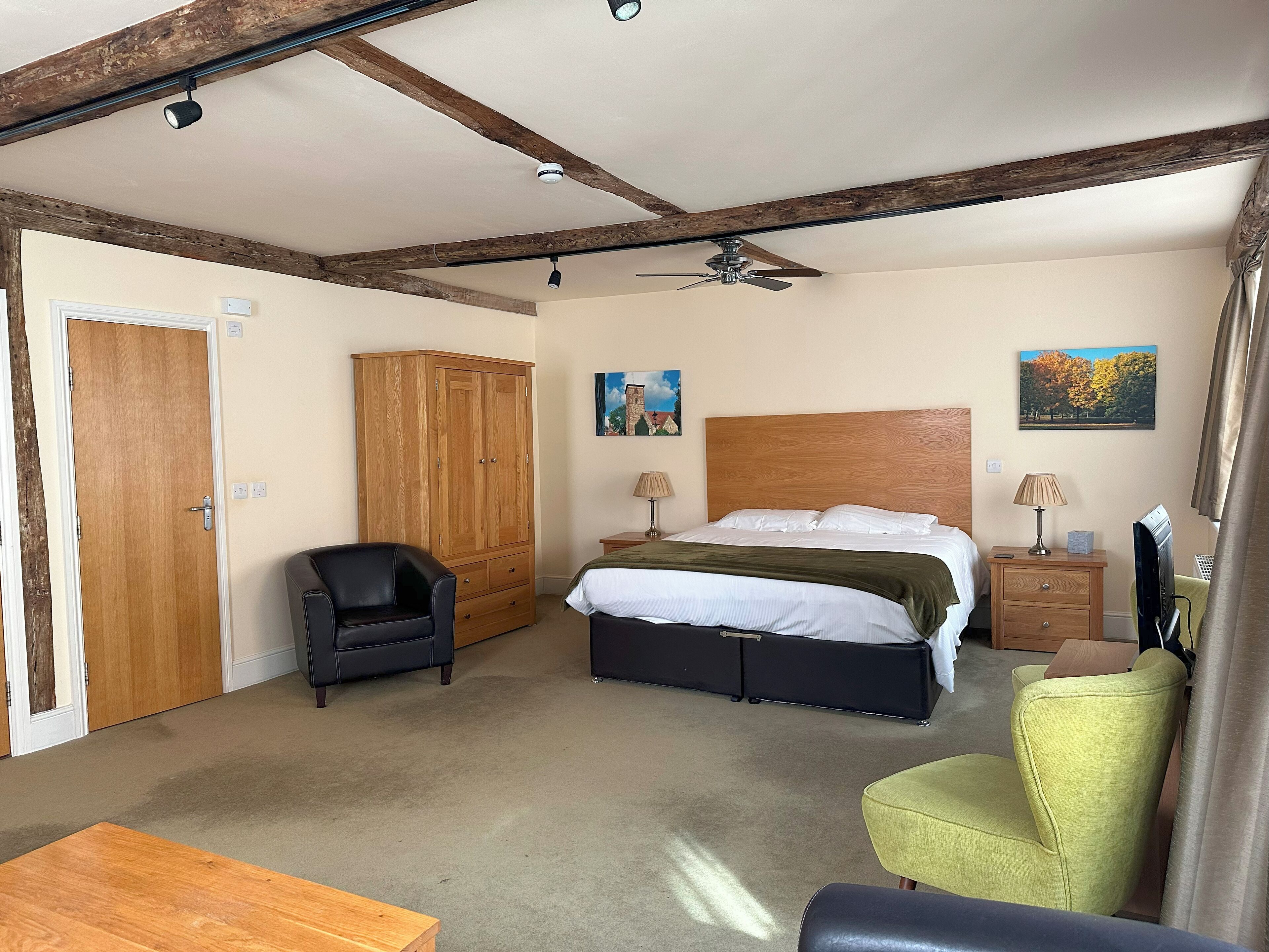 Deluxe Double Suite | Desk, iron/ironing board, free WiFi, bed sheets