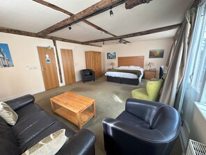 Deluxe Double Suite | Desk, iron/ironing board, free WiFi, bed sheets