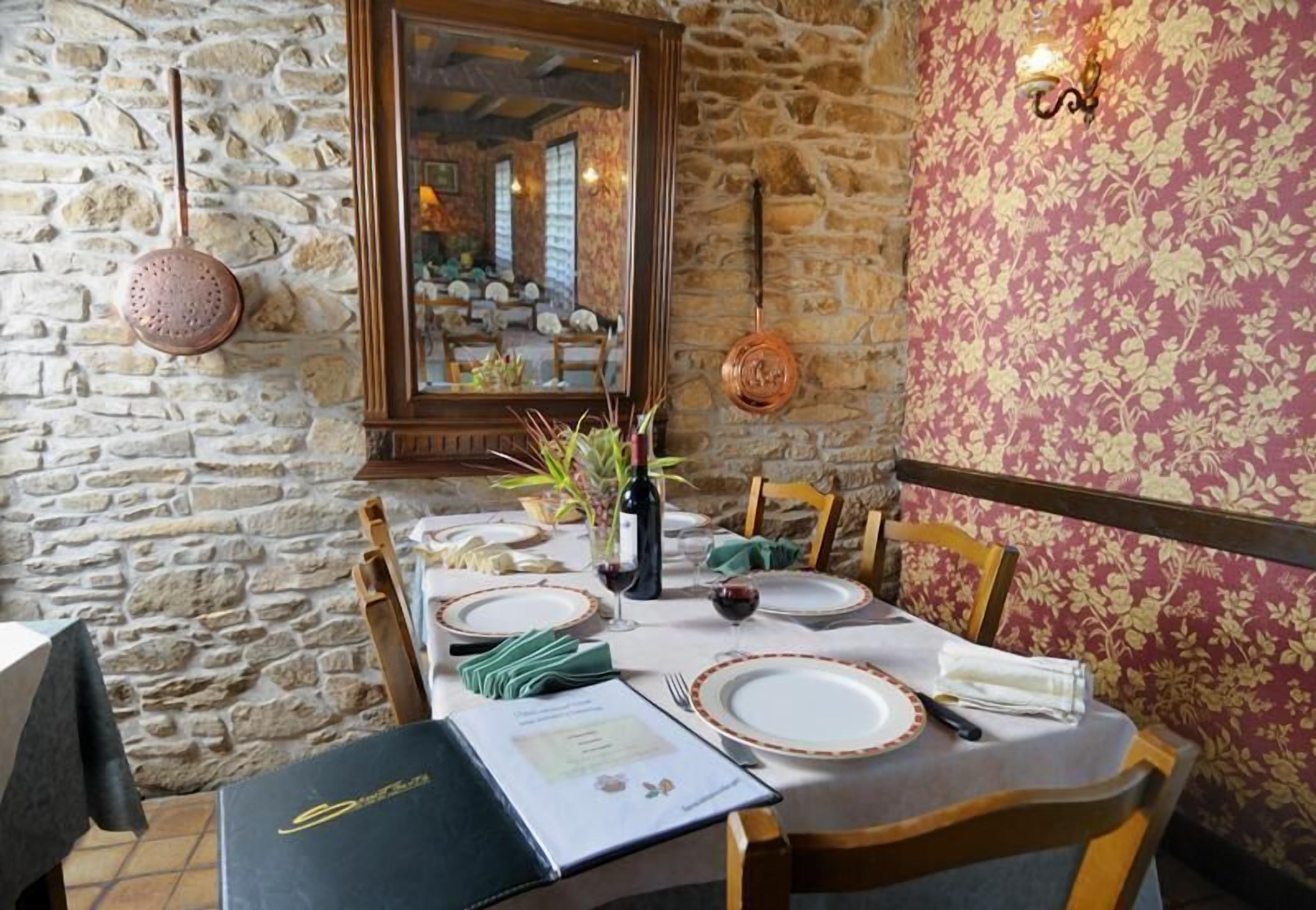 Lunch, dinner served; Regional cuisine, alfresco dining 